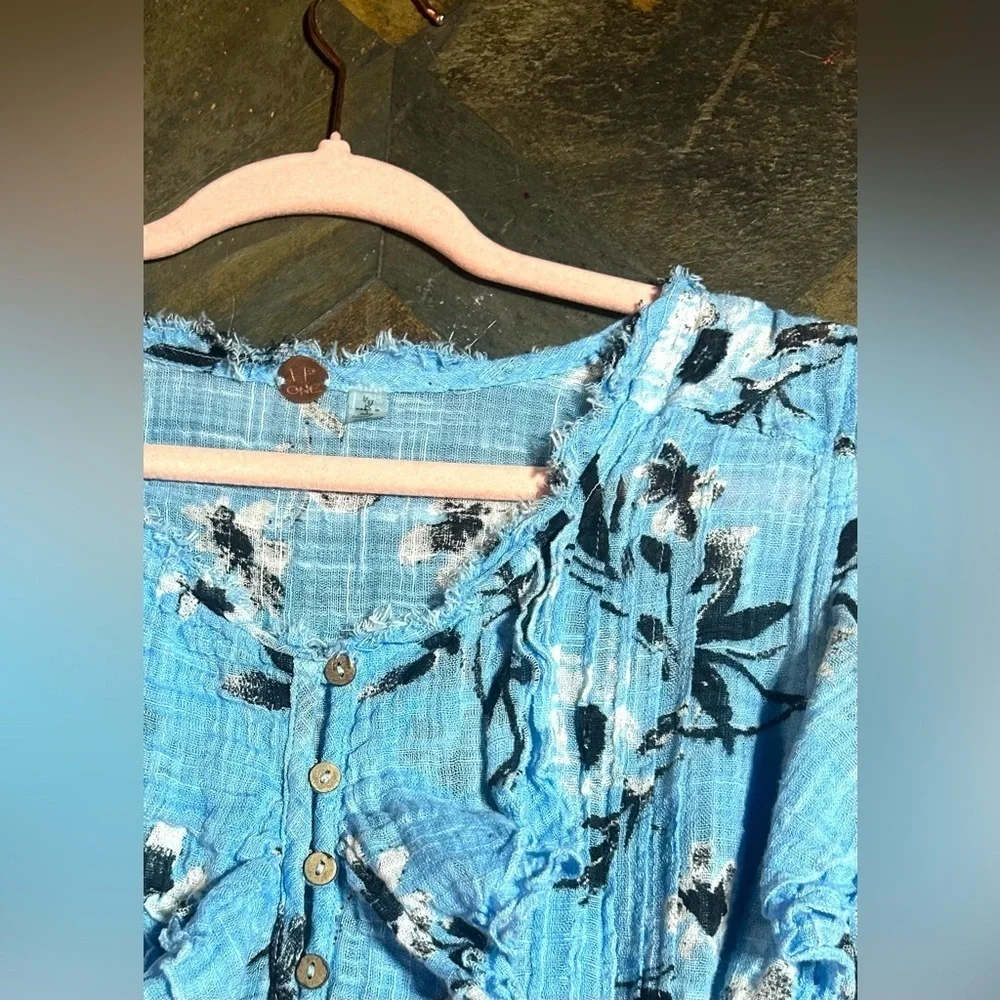 Free People FP ONE Floral Gauze Top Womens Medium Blue Flutter Sleeve‎ Boho M